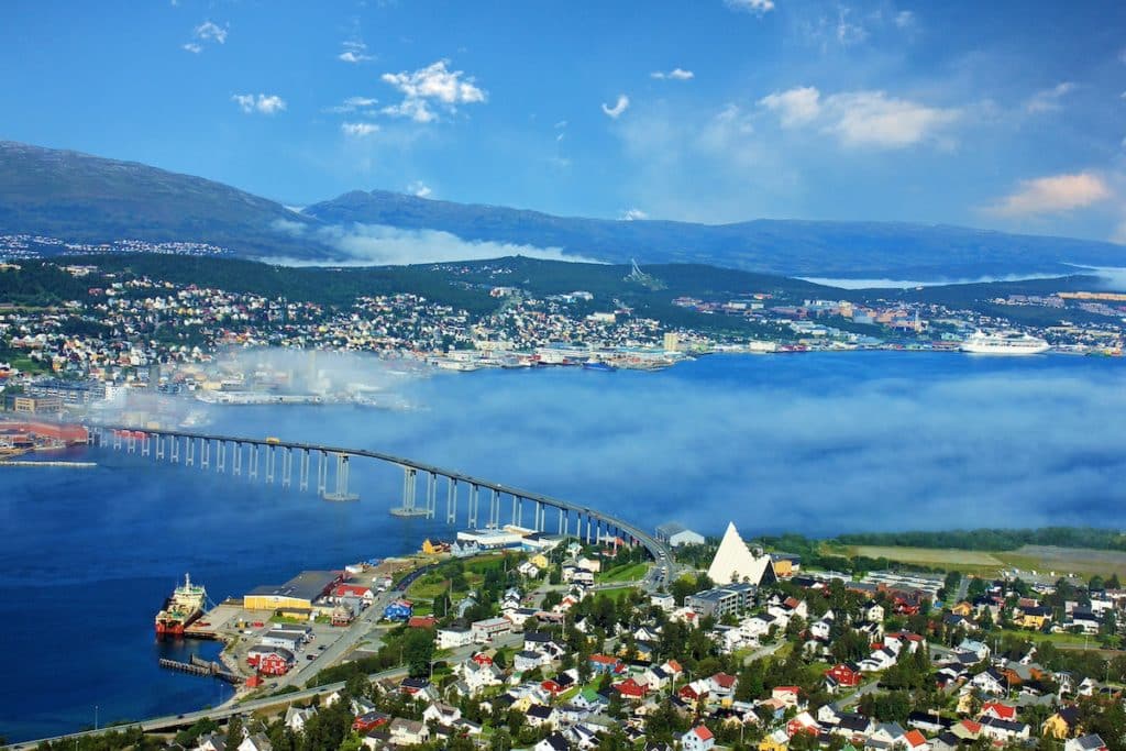 Vue du pont et des fjords à Tromso en Norvège