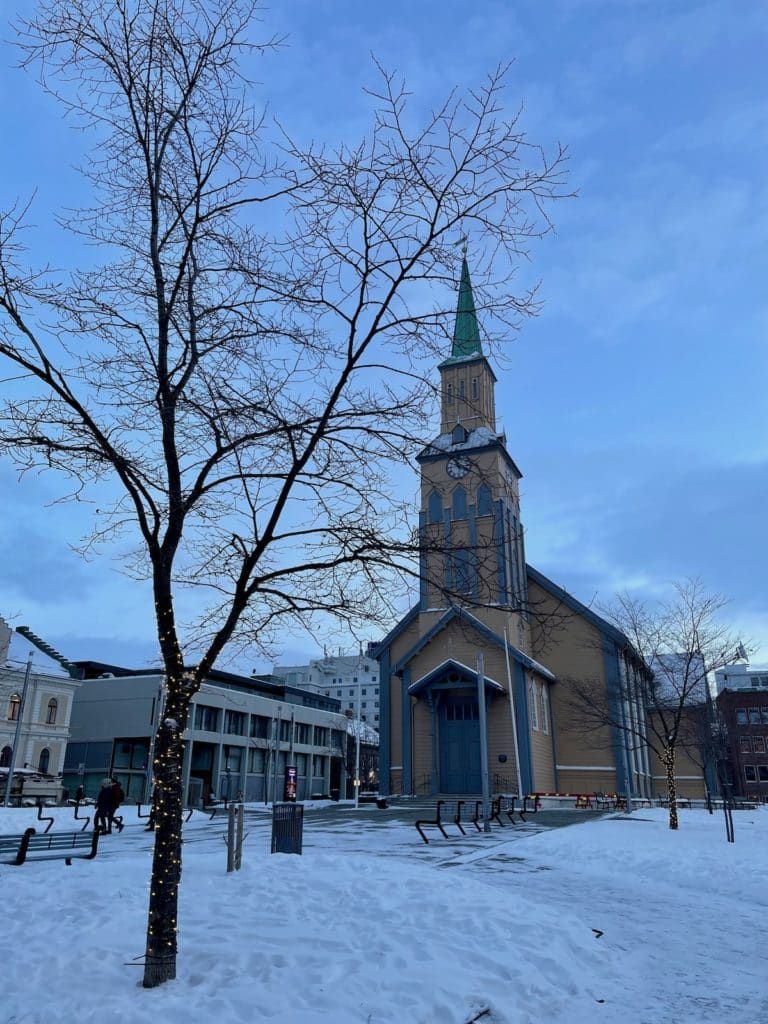 Eglise située dans le centre ville de Tromso en Norvege