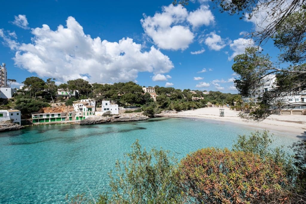 Magnifique plage, appelée Cala Santanyi, à Majorque en Espagne