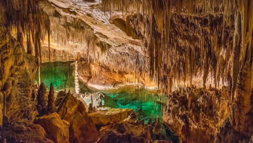 Vue de l'intérieur des Grottes du Drach à Majorque en Espagne