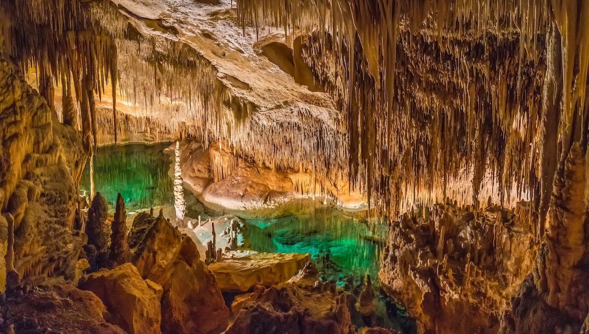 Vue de l'intérieur des Grottes du Drach à Majorque en Espagne