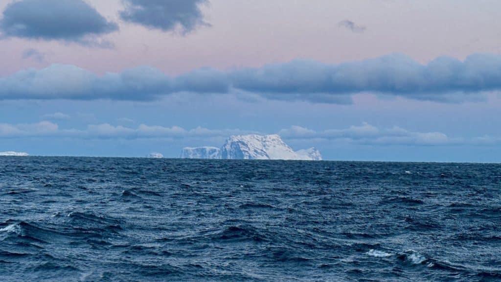 Magnifique paysage ors d'une excursion en bateau pour voir les baleines à Tromso
