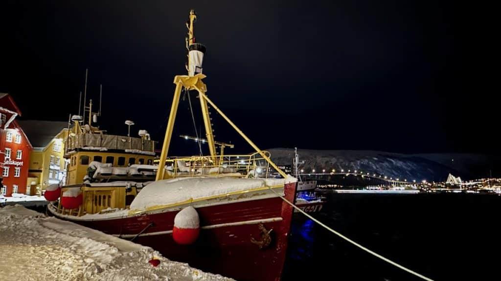 Porto de Tromso en Norvège de nuit