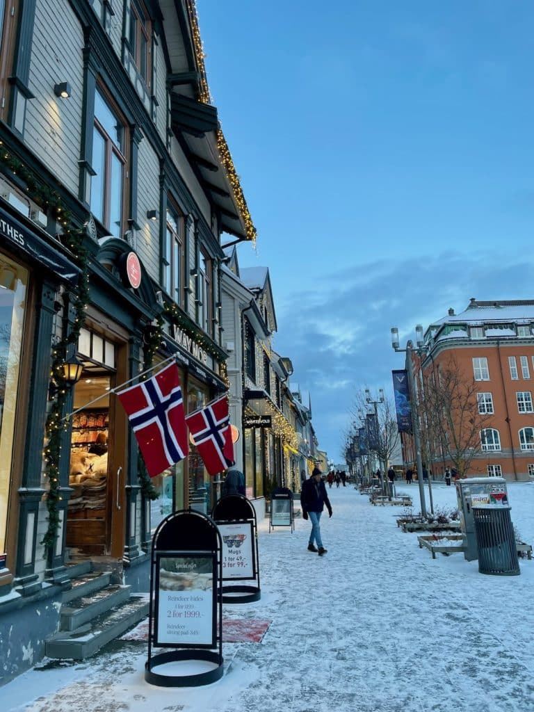Rue enneigée à Tromso en Norvege