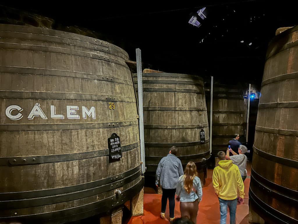 Barriques de vin dans les caves Calem à Porto