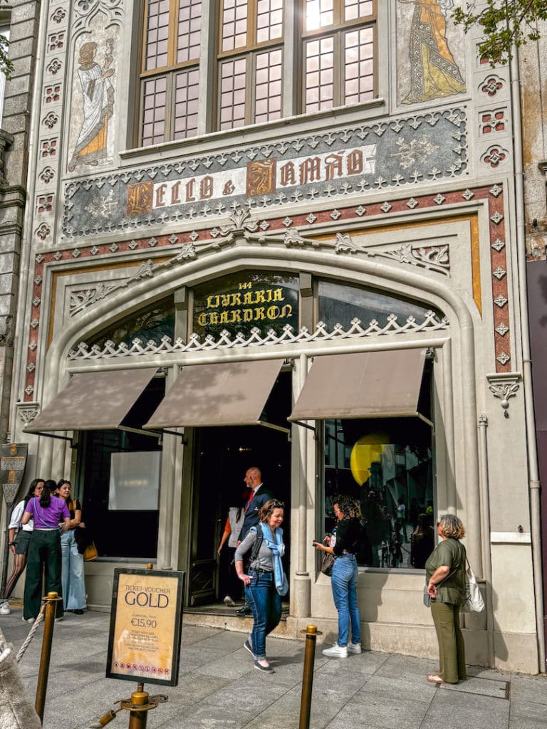 Extérieur de la librairie Lello à Porto