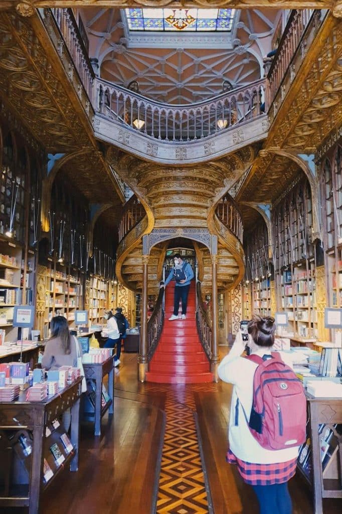 Intérieur de la librarie Lello à Porto