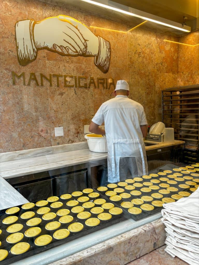 Fabrication de pastéis de nata à Porto