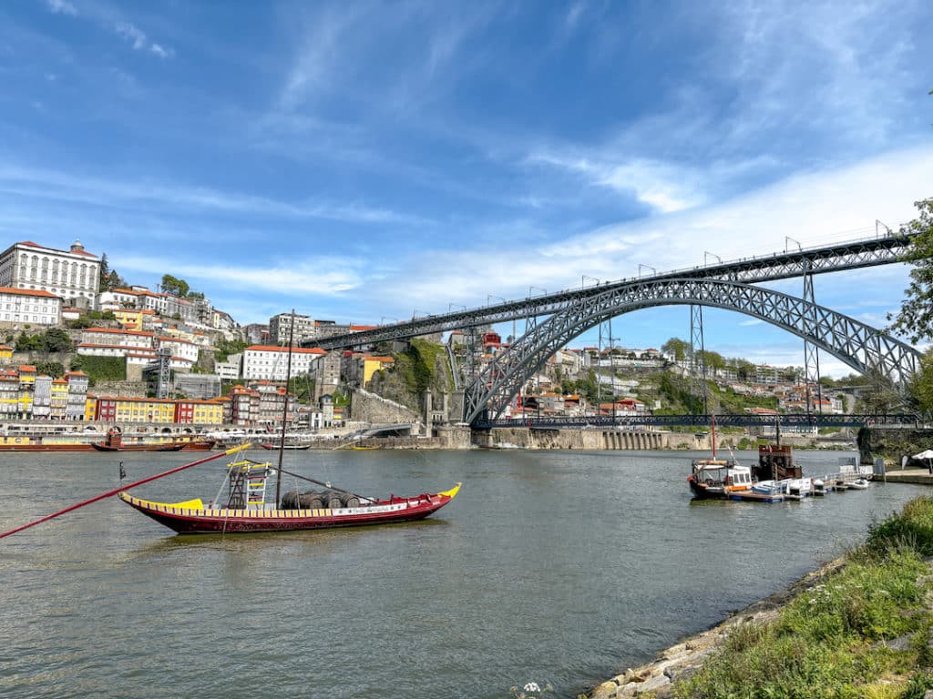 Pont Dom Luis I à Porto qui passe au dessus du fleuve Douro