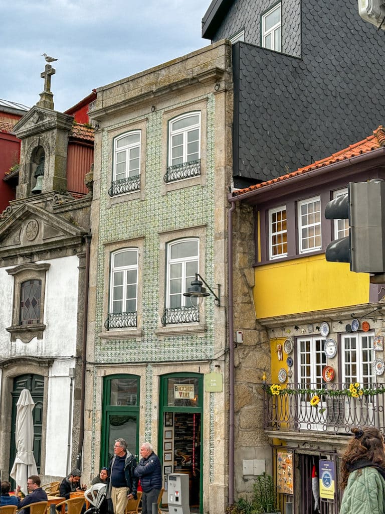 Façade d'un édifice sur les quais de Porto