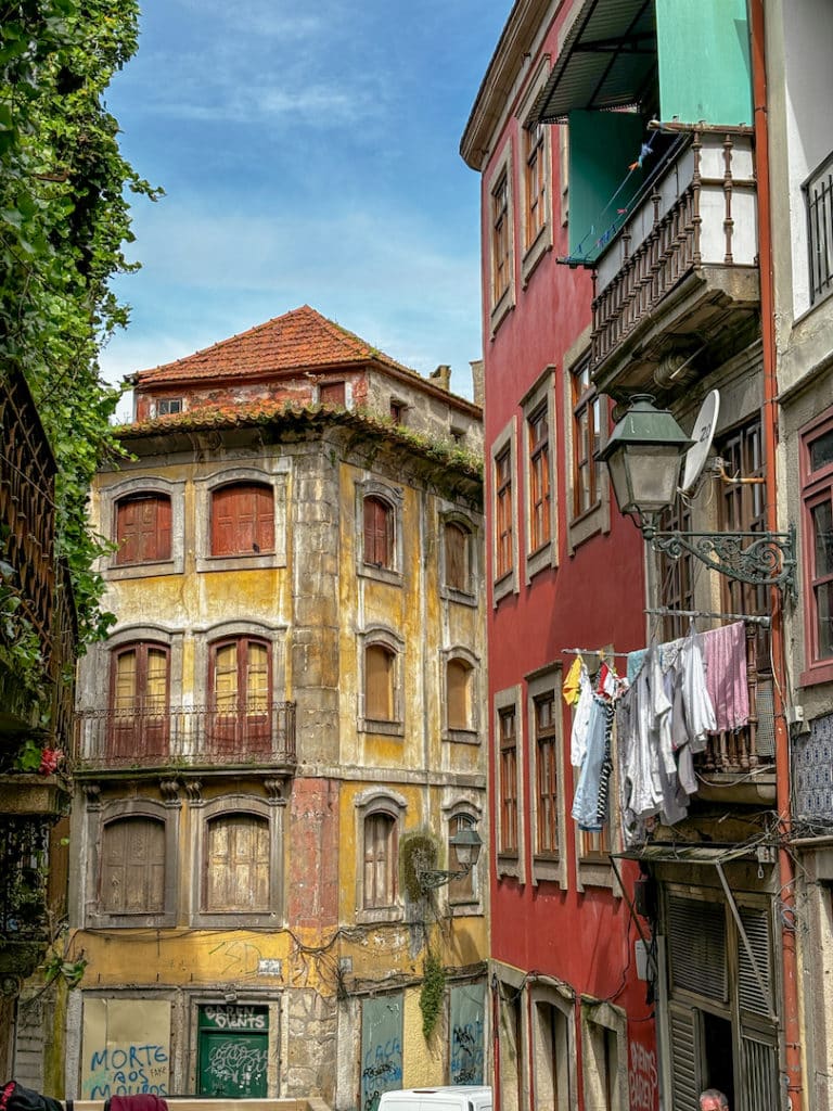 Anciens bâtiments avec linge qui pend à Porto