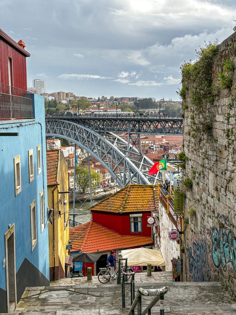 Ruelle du quartier Ribeira qui donne sur le pont Dom Luis à Porto