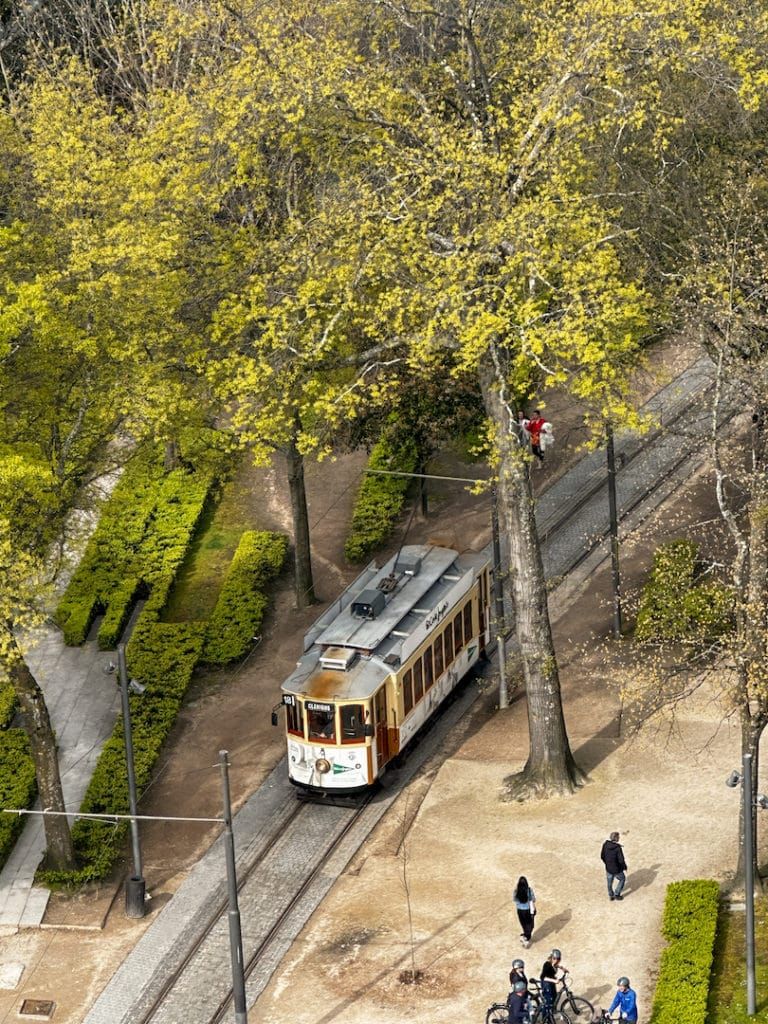 Tramway vue depuis la Tour des Clercs à Porto