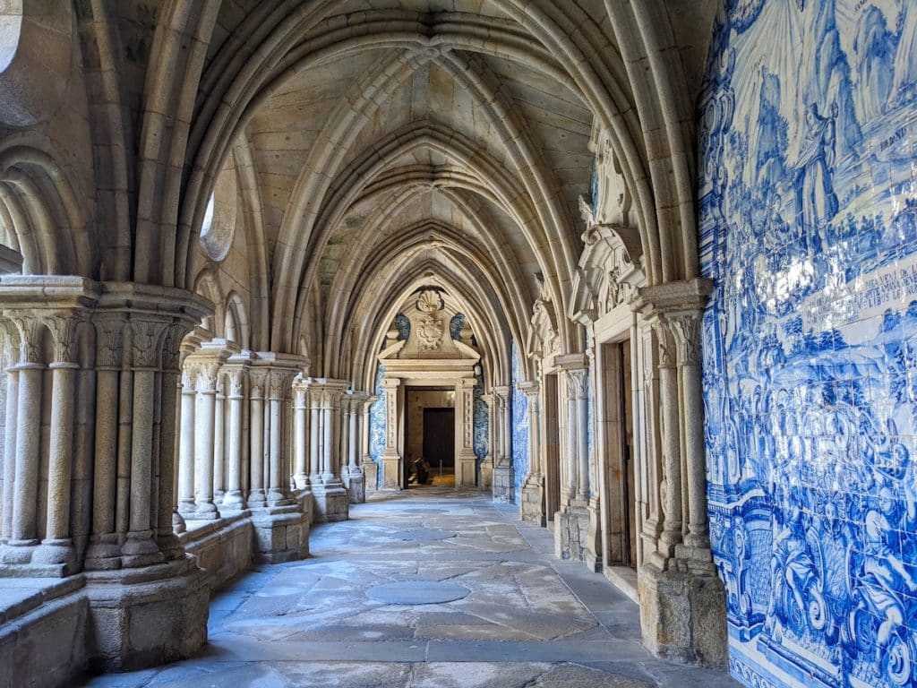 Intérieur du cloitre de la cathédrale de Porto au Portugal