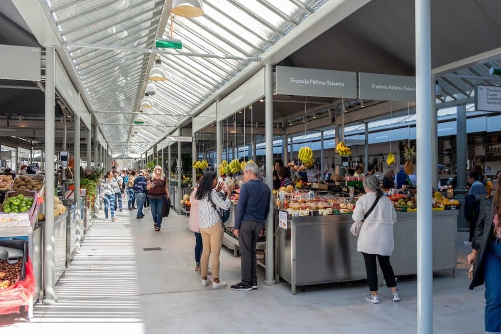 Allées du marché de Bolhão à Porto au Portugal