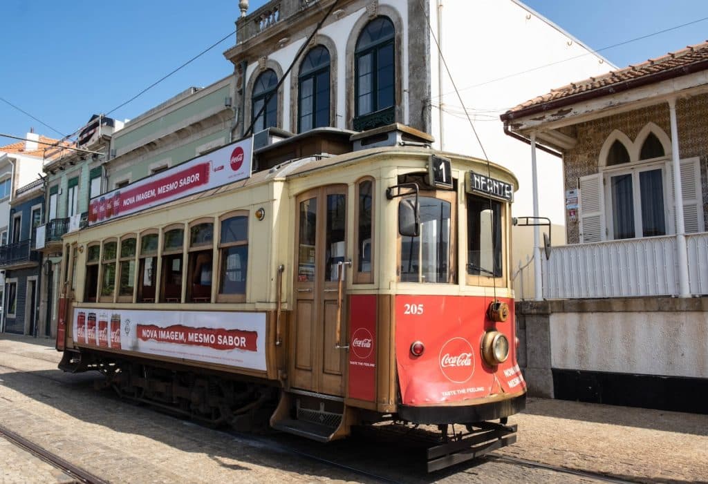 Vieux tramway permettant de rejoindre Foz Do Douro depuis Porto au Portugal