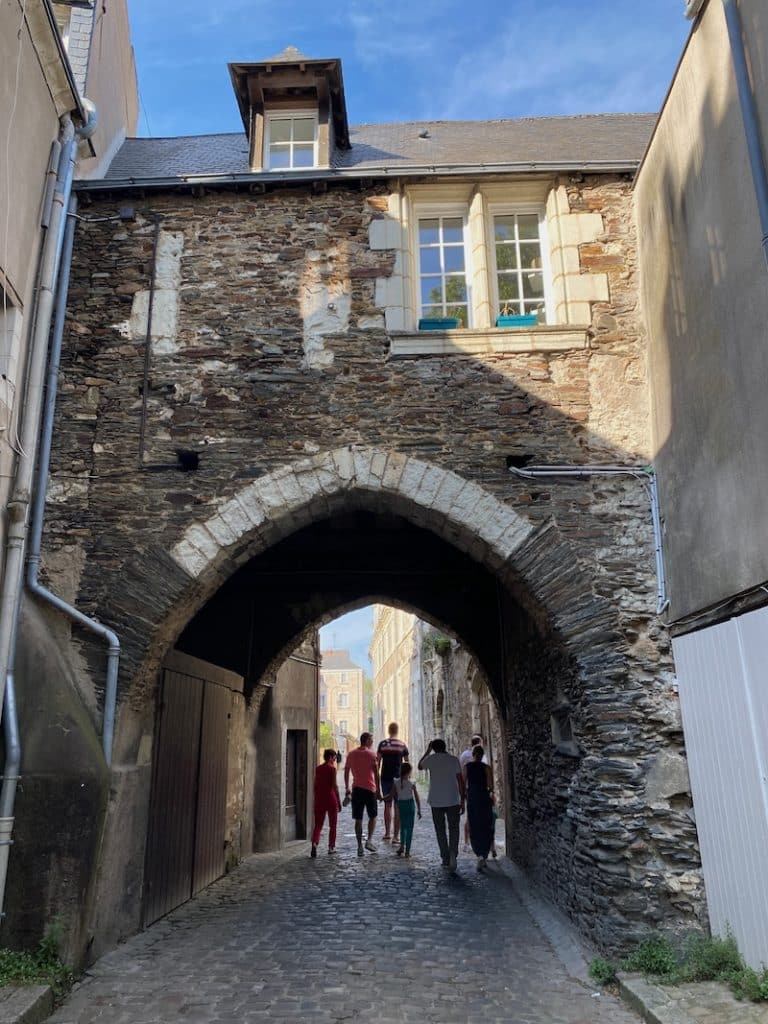 Ancien porche dans le quartier de la Doutre à Angers