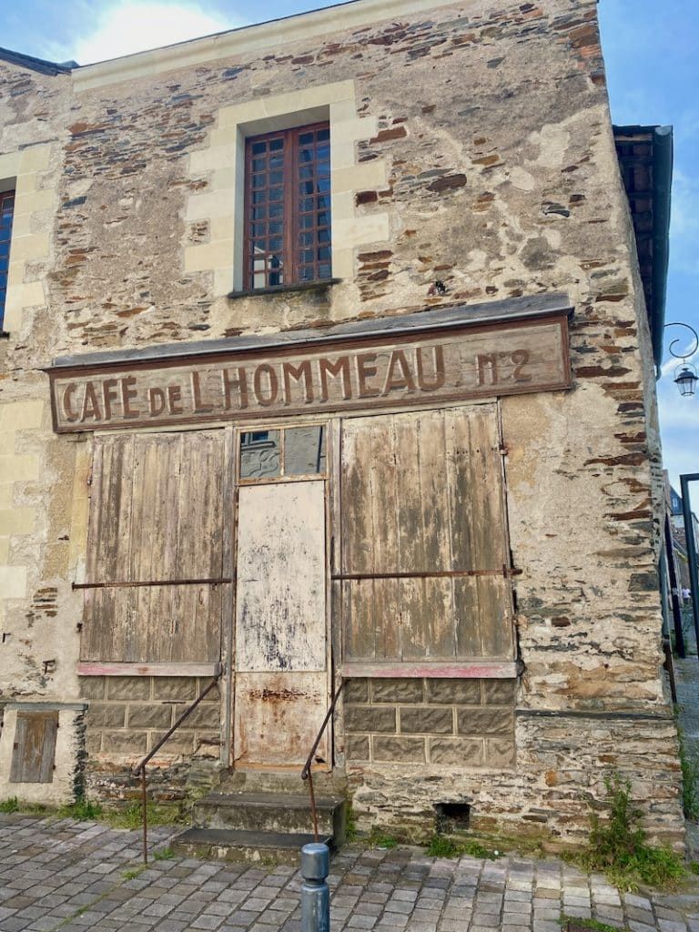 Façade d'un vieux café situé dans le quartier de la Doutre à Angers