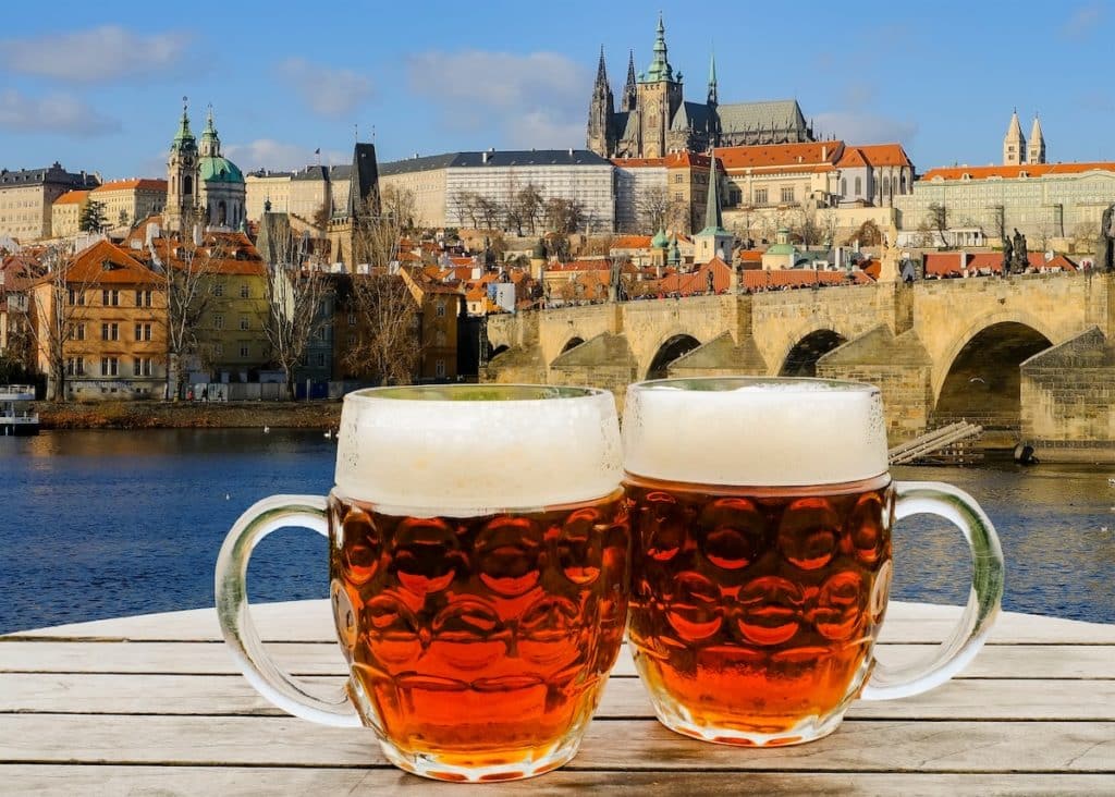 2 mugs de bière devant le Chateau de Prague
