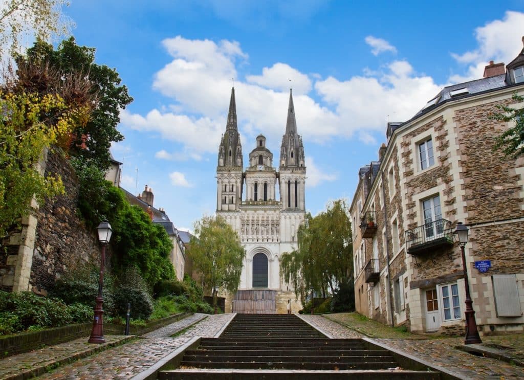 Cathédrale Saint Maurice en haut des escaliers à Angers