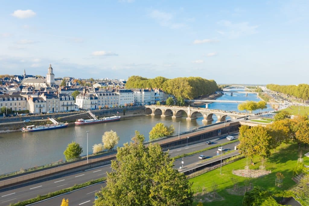 Vue panoramique de la ville d'Angers depuis une terrasse appelée Le Bout du Monde située à côté du Chateau d'Angers