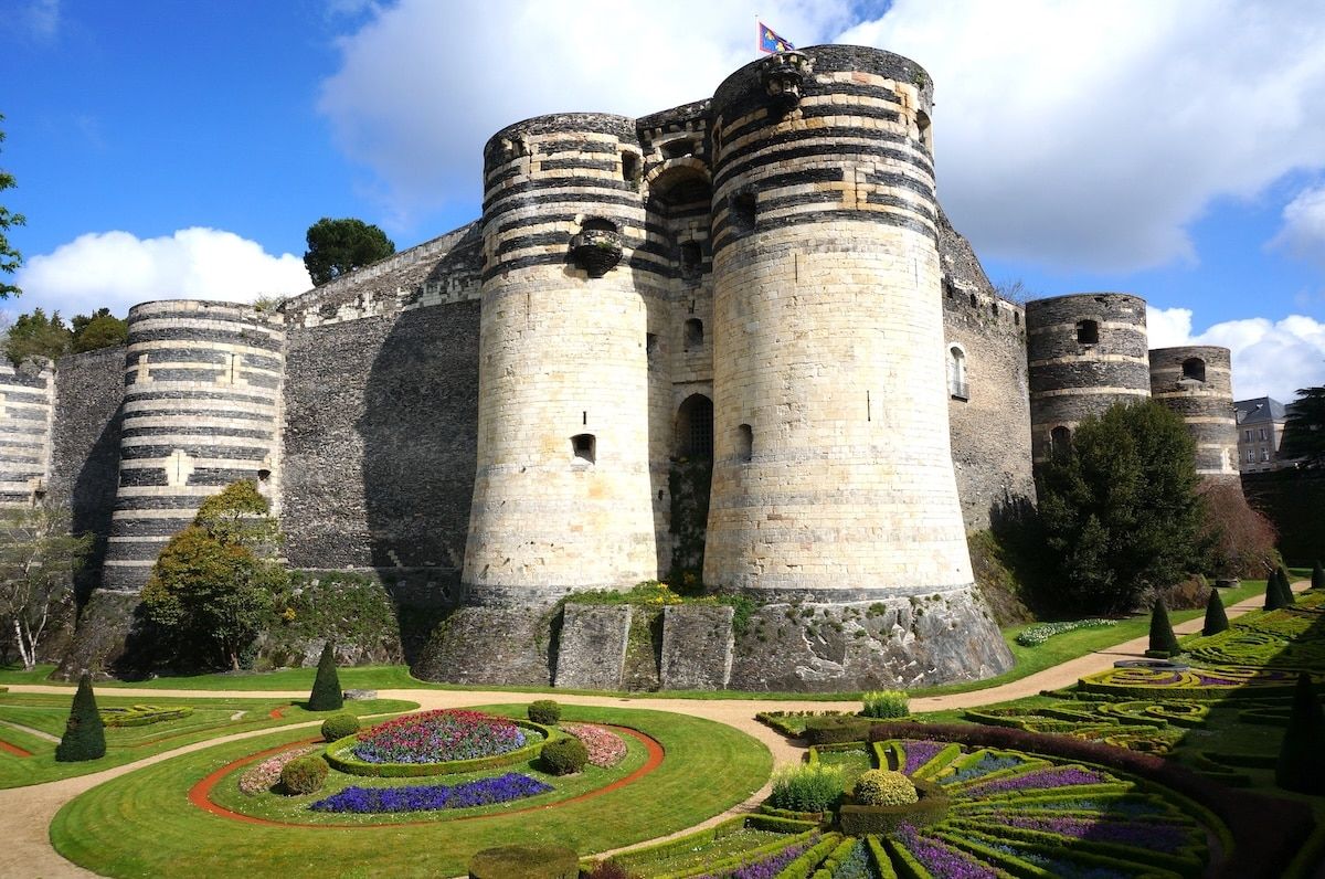 Le Chateau d'Anjou avec ses jardins à la française