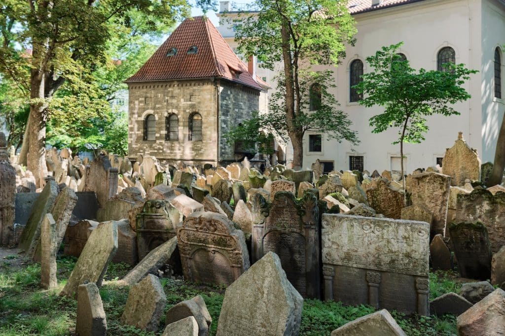 Des tombes dans le cimetière juif à Prague
