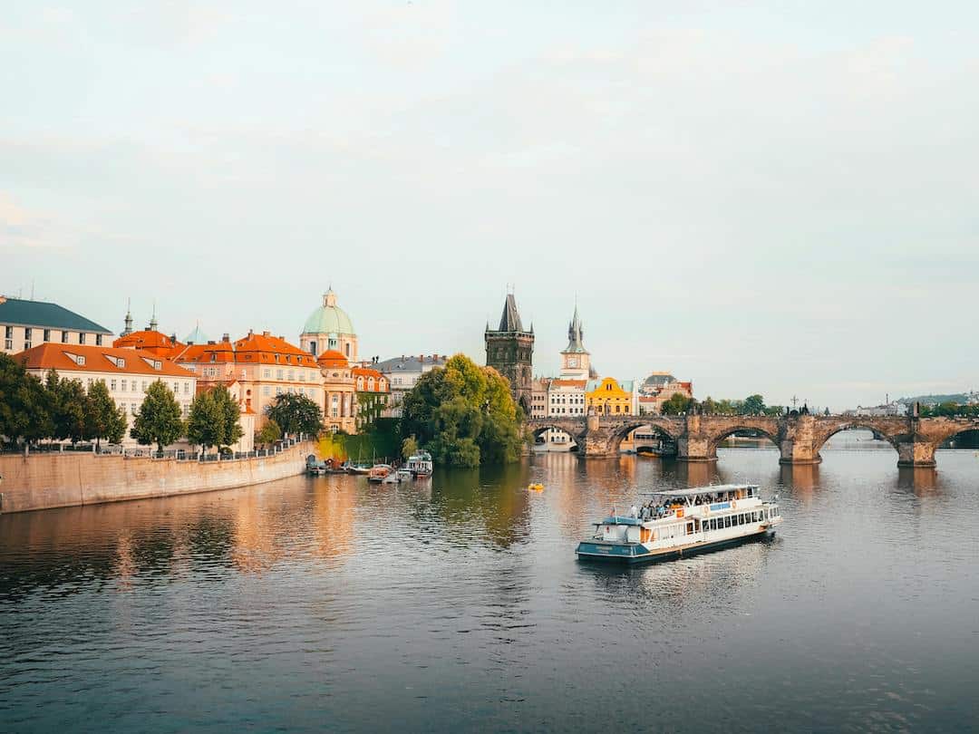 Bateau de croisière sur la rivière Vltava à Prague