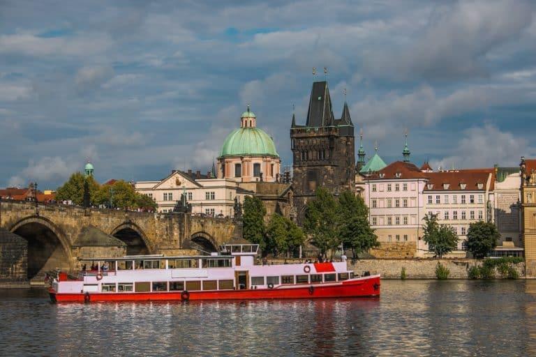 Un bateau effectuant une croisière sur la Vltana devant le château de Prague