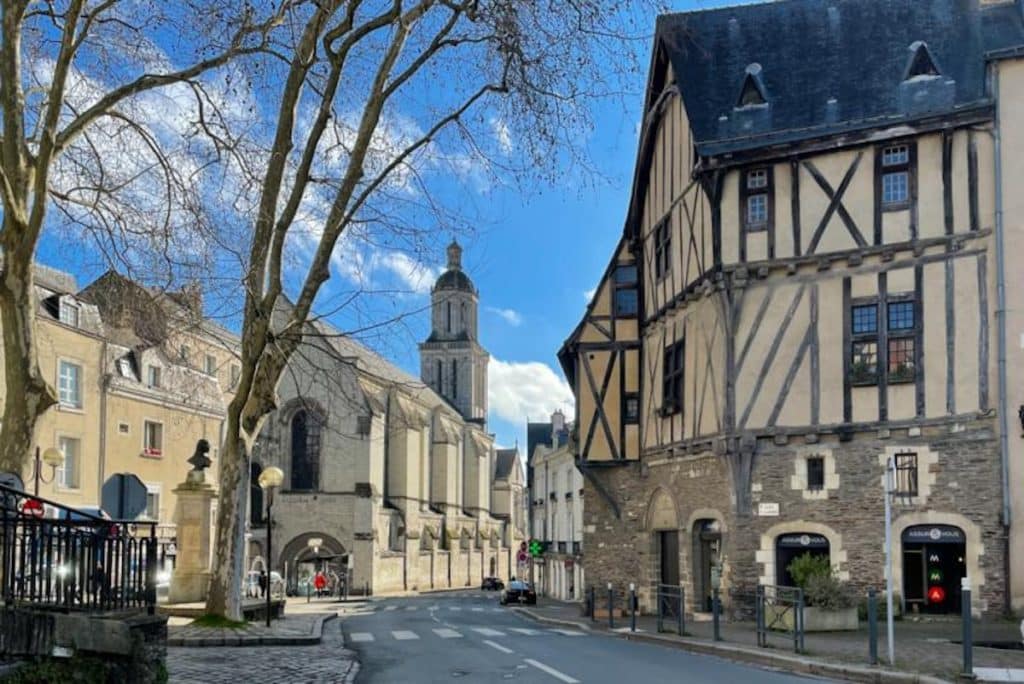 Place de la Laiterie à Angers avec l'église de la Trinité en contrebas