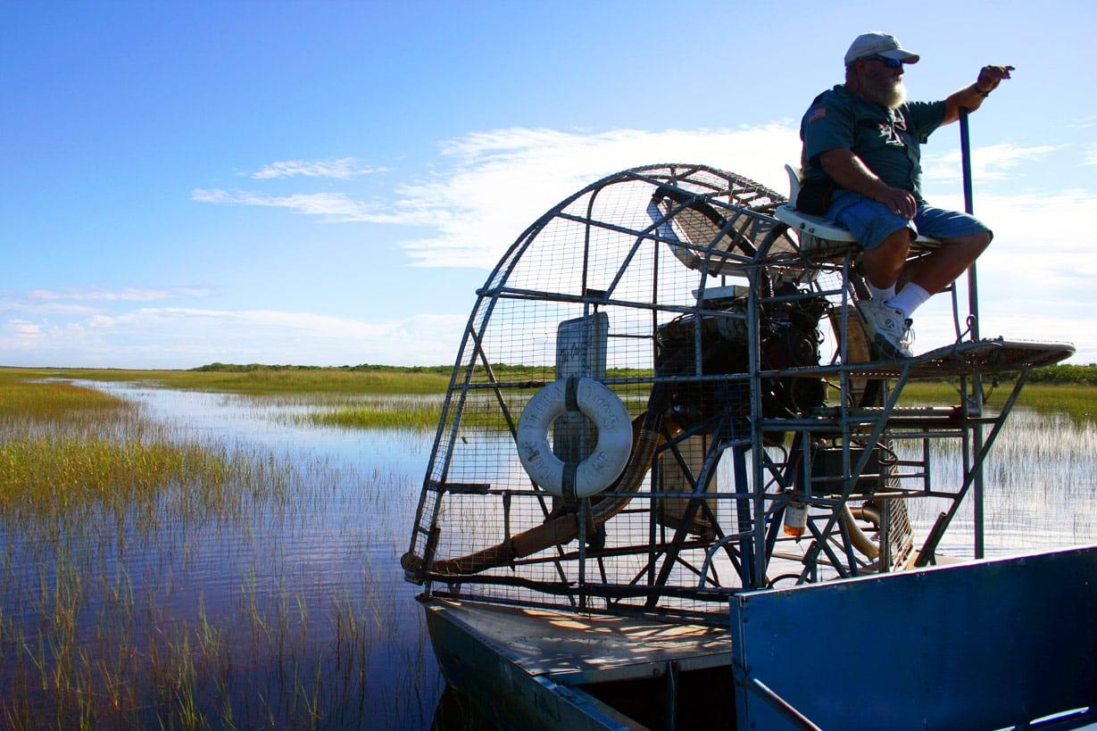 Fair de l'airboat hydroglisseur dans les Everglades