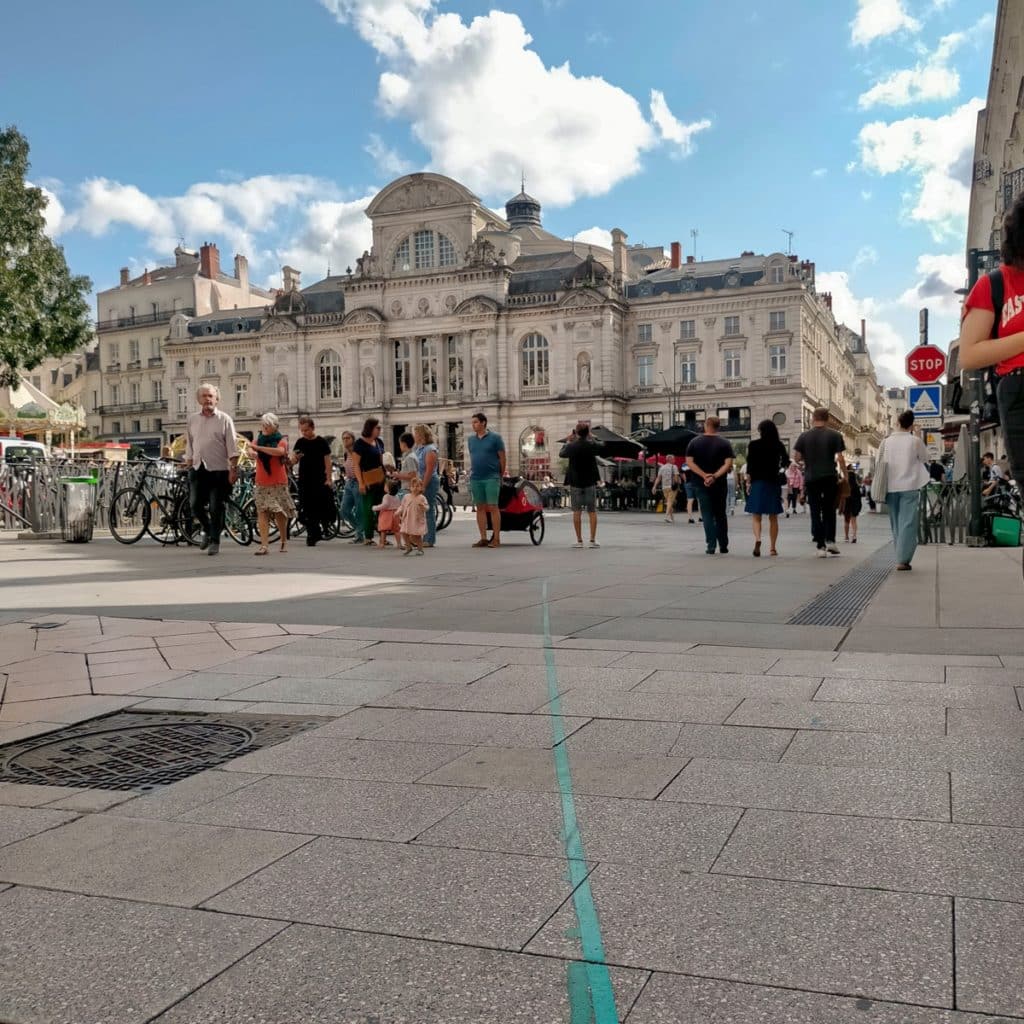 Fil touristique de couleur bleue à Angers