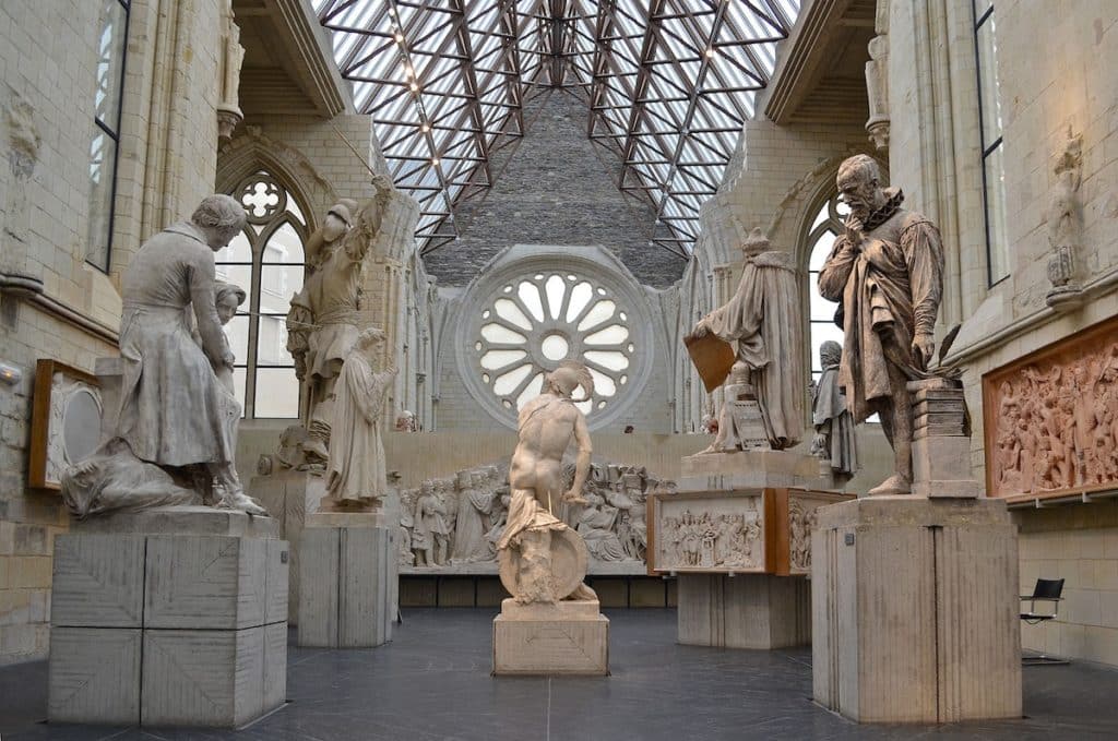 Intérieur de la Galerie David d'Angers avec des sculptures monumentales
