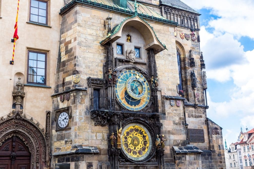L'horloge astronomique présente sur la place de la Vieille Ville à Prague