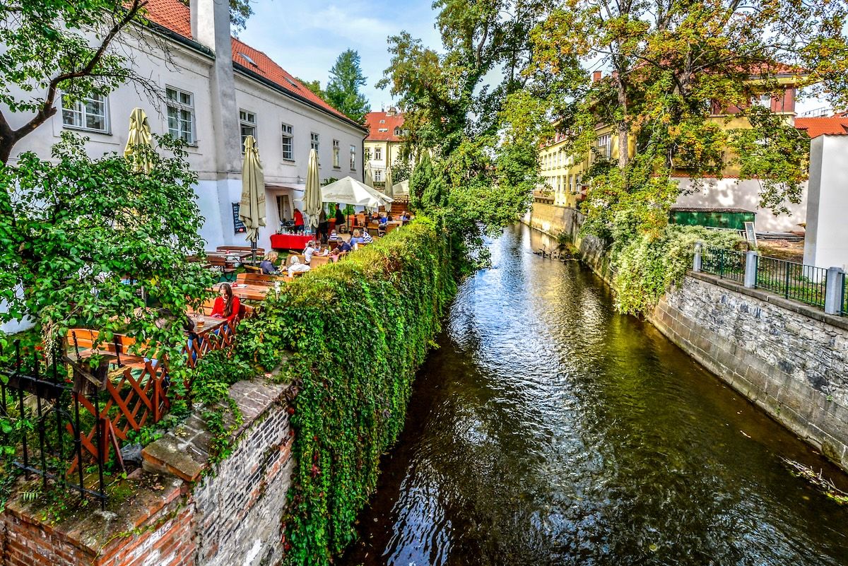 Des terrasses le long des canaux de l'île Kampa à Prague