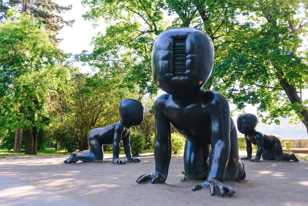 Des sculptures représentant des bébés dans le parc de l'île Kampa à Prague
