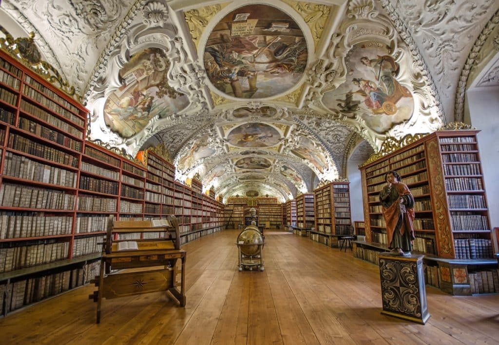 Vue de l'intérieur de la librairie du Monastère Strahov à Prague