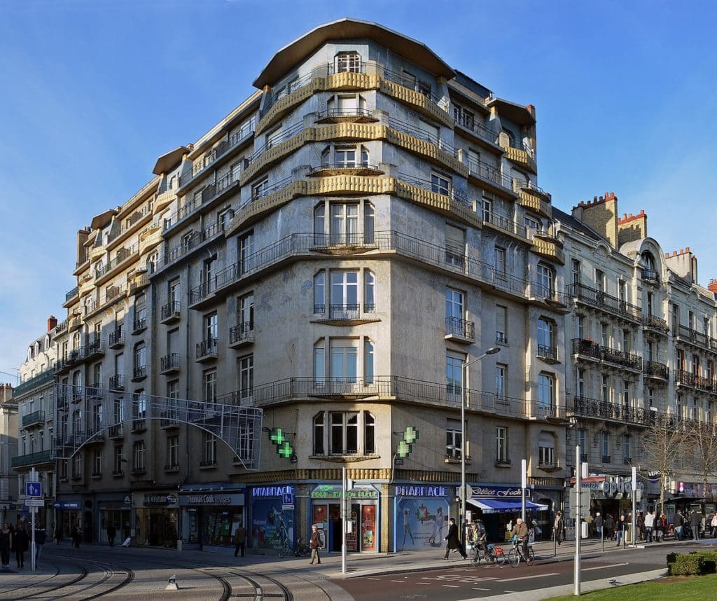 Maison avec la façade recouverte de mosaïque bleue, appelée Maison Bleue à Angers