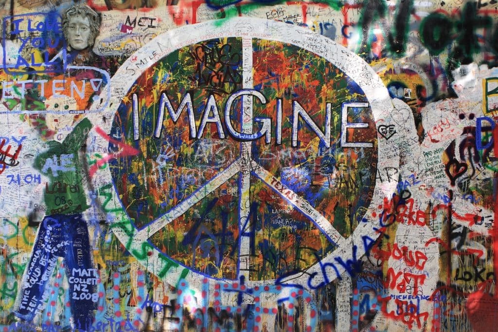 Le mur de John Lennon avec des inscriptions et des graffitis reprenant les titres de chanson de l'artiste
