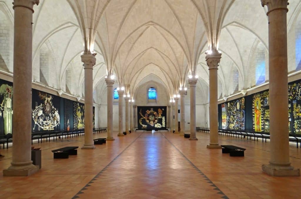 Intérieur du Musée Jean Lurçat à Angers avec des tapisseries