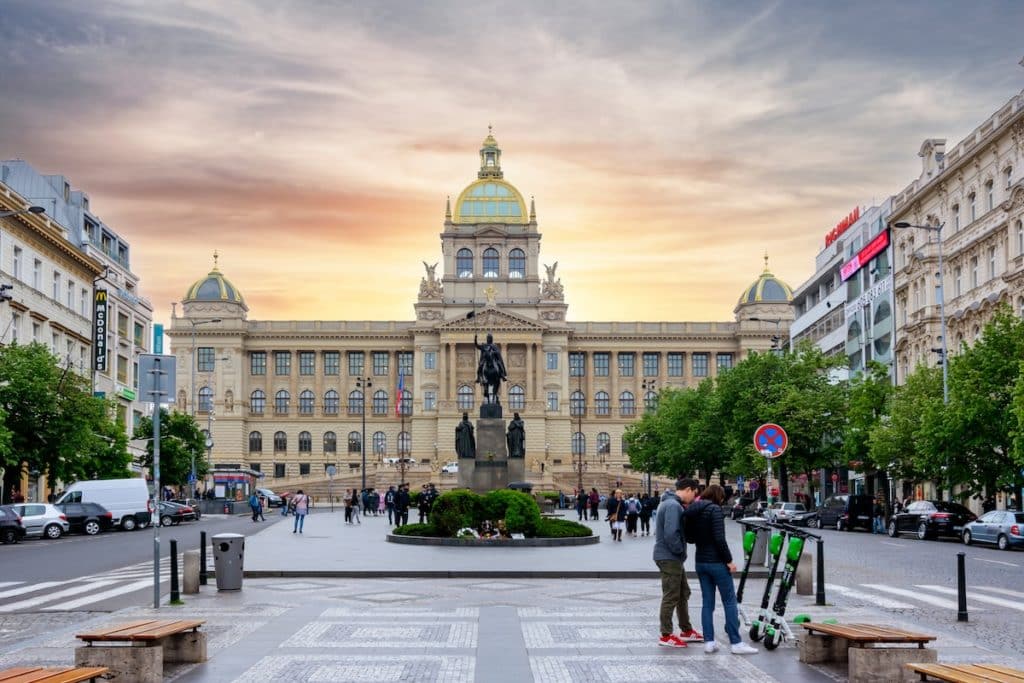 Le Musée National à l'extrémité de la rue Wenceslas à Prague