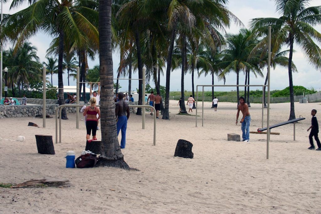 Workout musculation sur la plage de Miami Beach