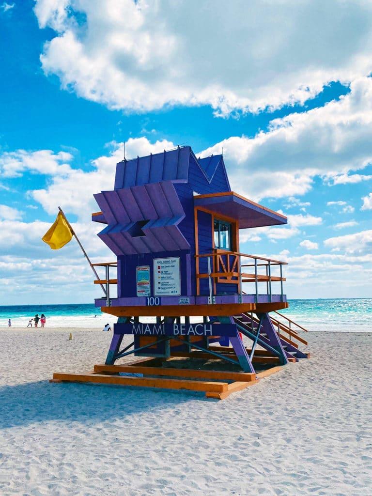 Cabane de sauveteur colorée sur la plage de Miami Beach