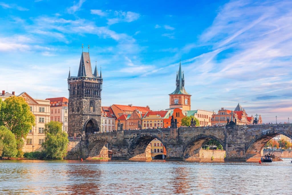 Le magnifique pont saint Charles au-dessus de la rivière Vltana à Prague