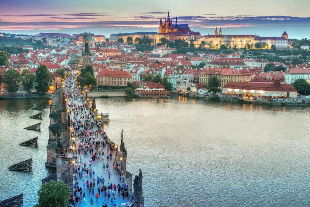 Vue aérienne de Prague avec le pont Charles