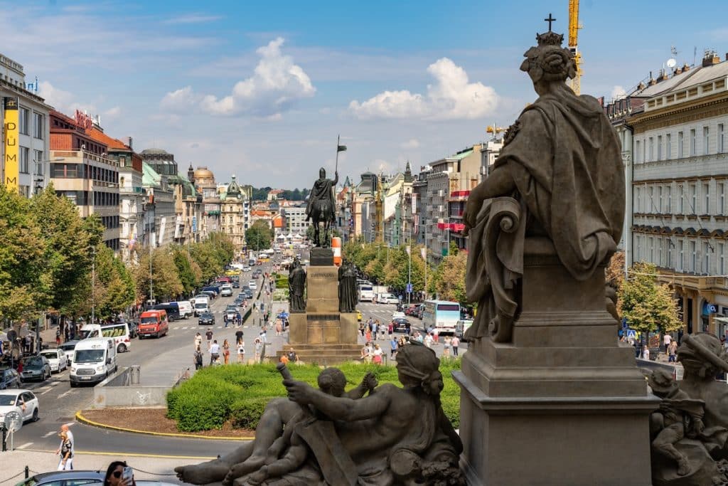 Vue sur la rue très commerçante Wenceslas à Prague
