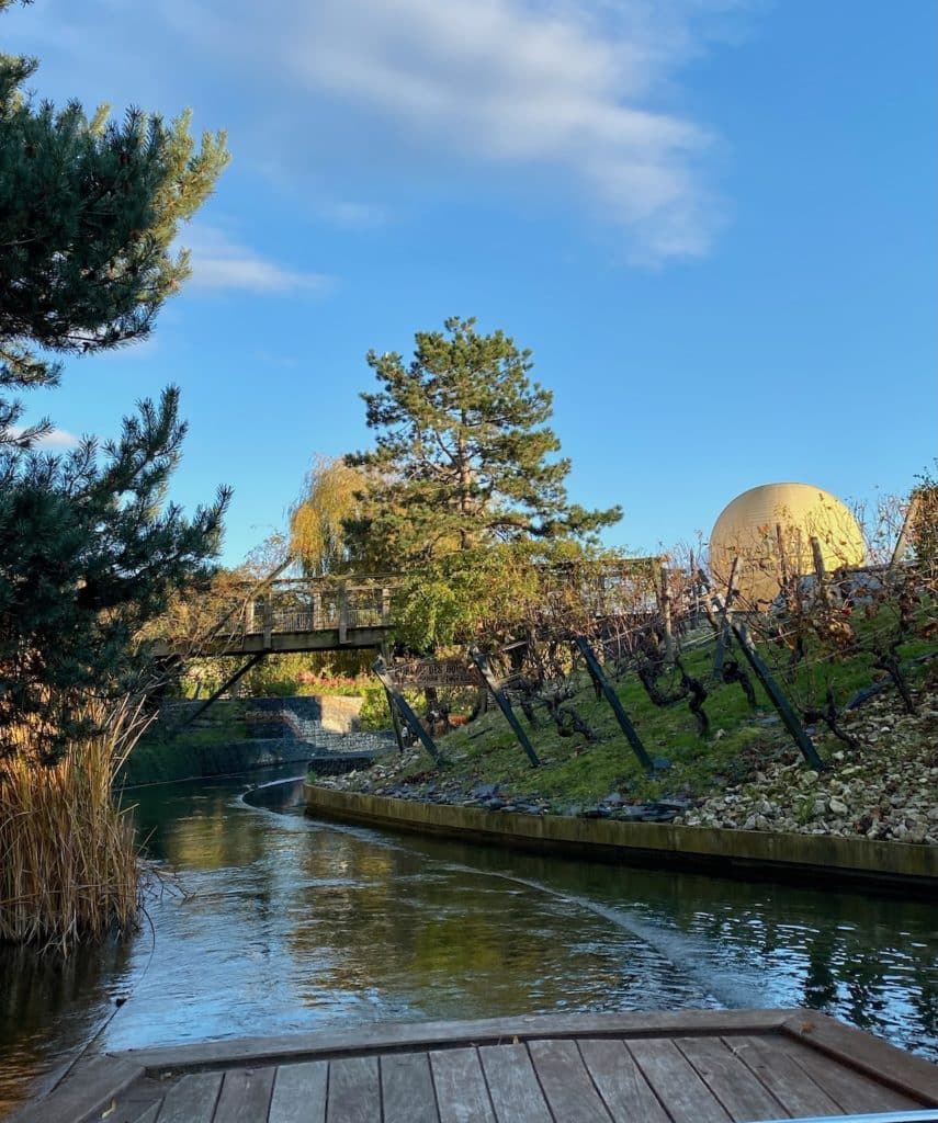 Visite dans une barque au Parc d'attraction terra Botanica à Angers