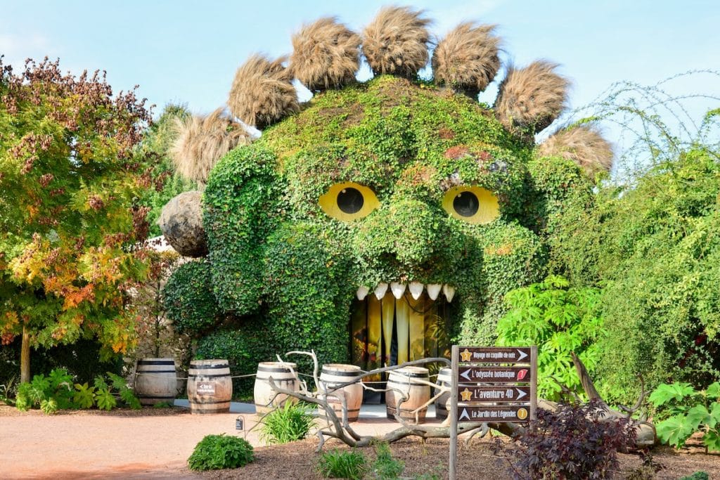 Entrée d'une attraction en forme de monstre dans le parc Terra Botanica à Angers