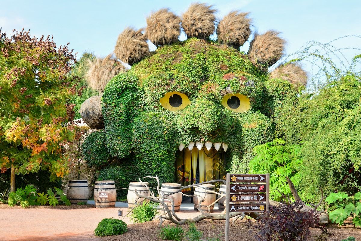 Entrée d'une attraction en forme de monstre dans le parc Terra Botanica à Angers