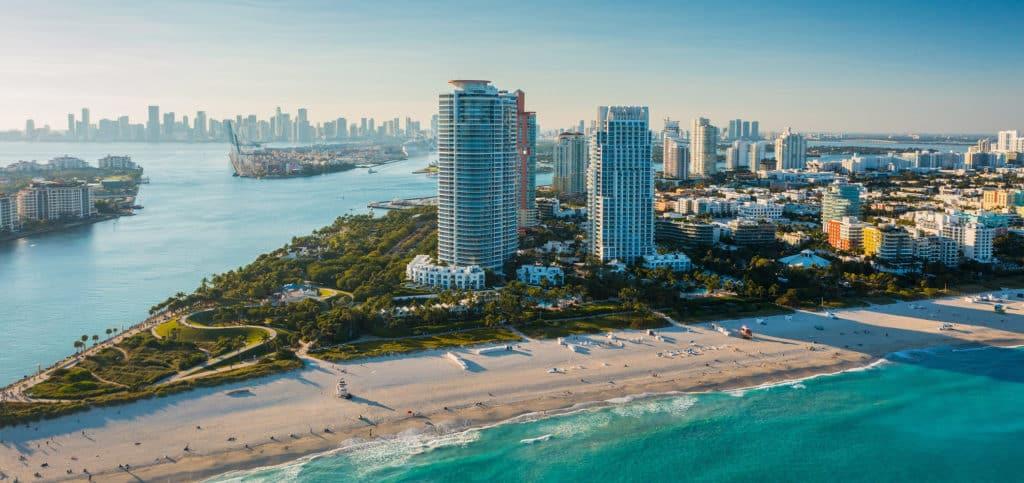 Vue sur aérienne de Miami et Miami Beach
